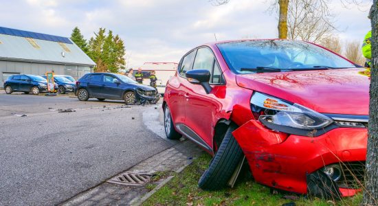 Gewonde bij botsing tussen twee auto’s in Oudehaske