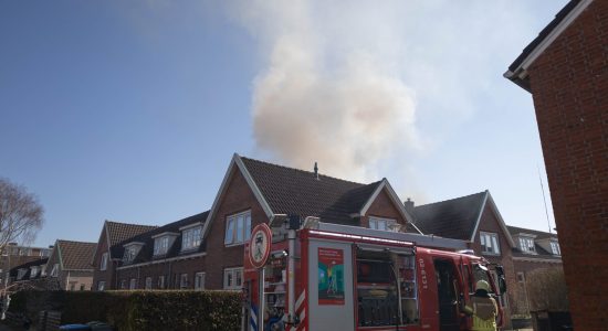 Felle uitslaande brand verwoest schuur in Leeuwarden
