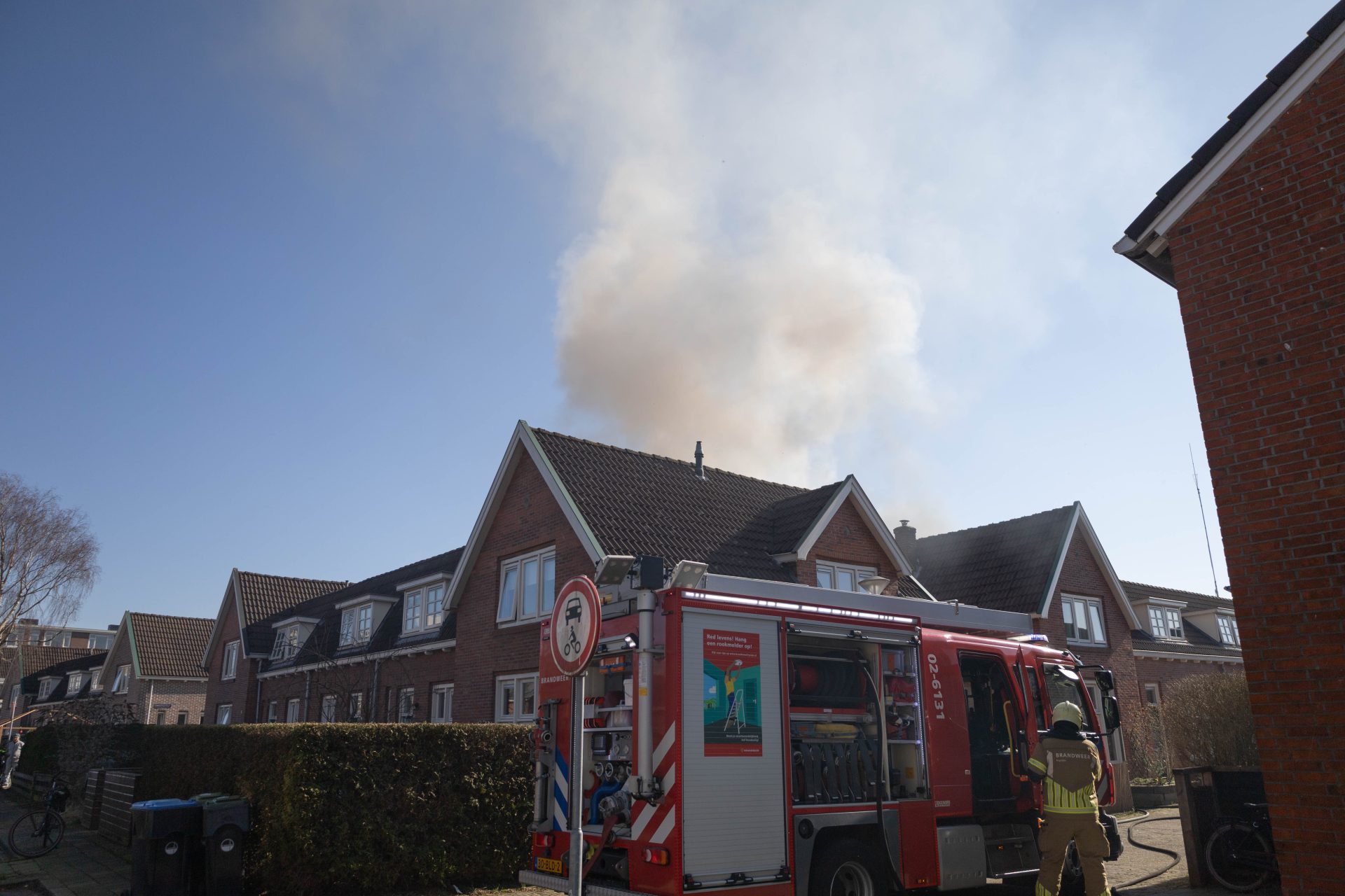 Felle uitslaande brand verwoest schuur in Leeuwarden