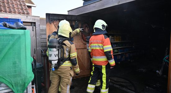 Veel schade door brand in houten schuur in Hitzum