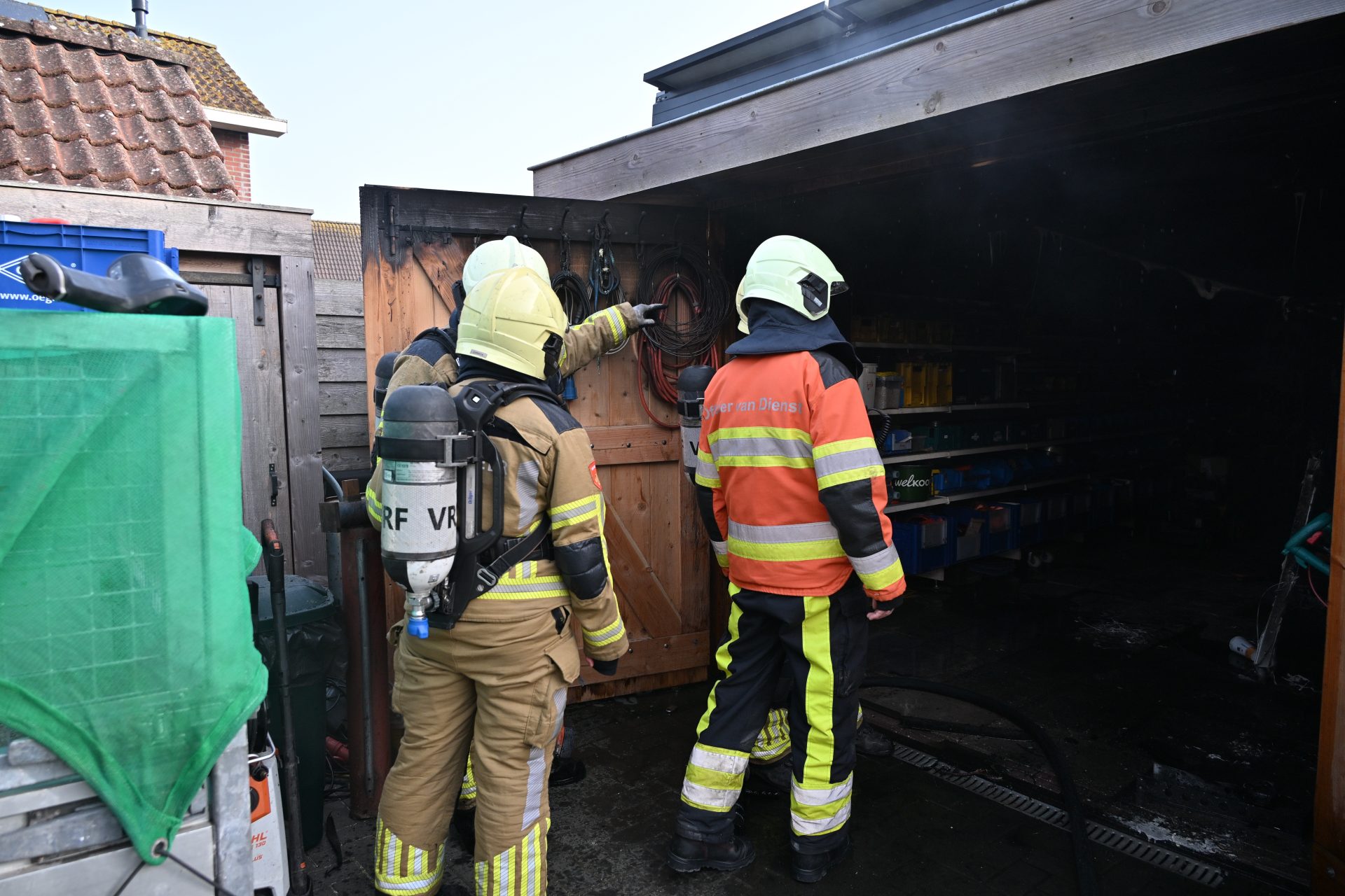 Veel schade door brand in houten schuur in Hitzum