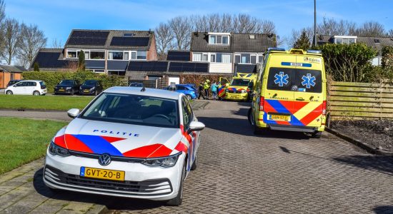 Man valt van dak en raakt ernstig gewond in Franeker