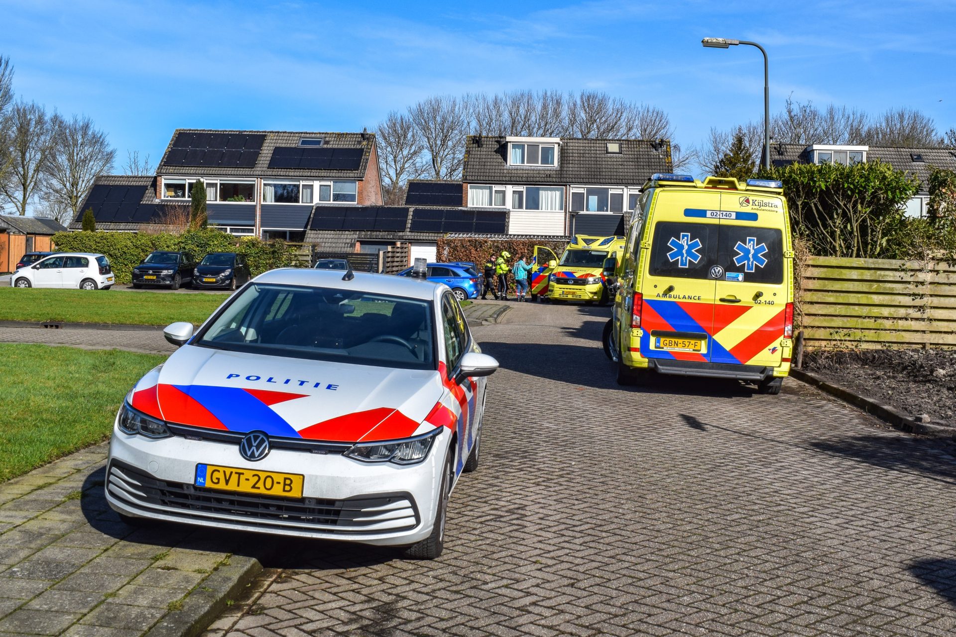 Man valt van dak en raakt ernstig gewond in Franeker