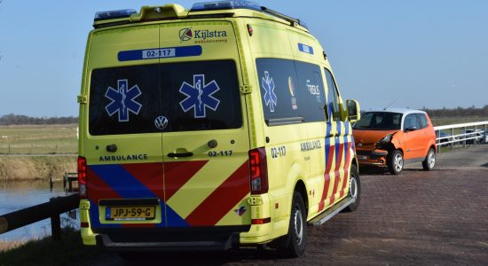 Brommobiel in botsing met personenauto bij De Westereen