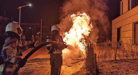 Kunststof rijplaten in brand voor appartementencomplex aan het Moleneind NZ in Drachten