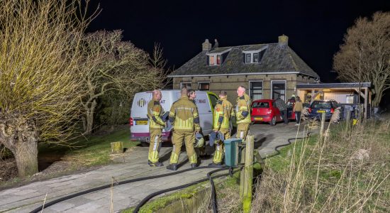 Man klimt op dak bij schoorsteenbrand in Wyns