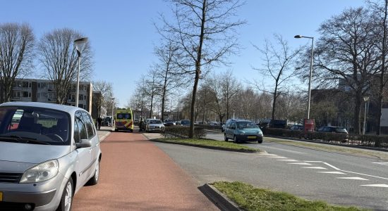 Fietser gewond na botsing met auto op ventweg in Leeuwarden