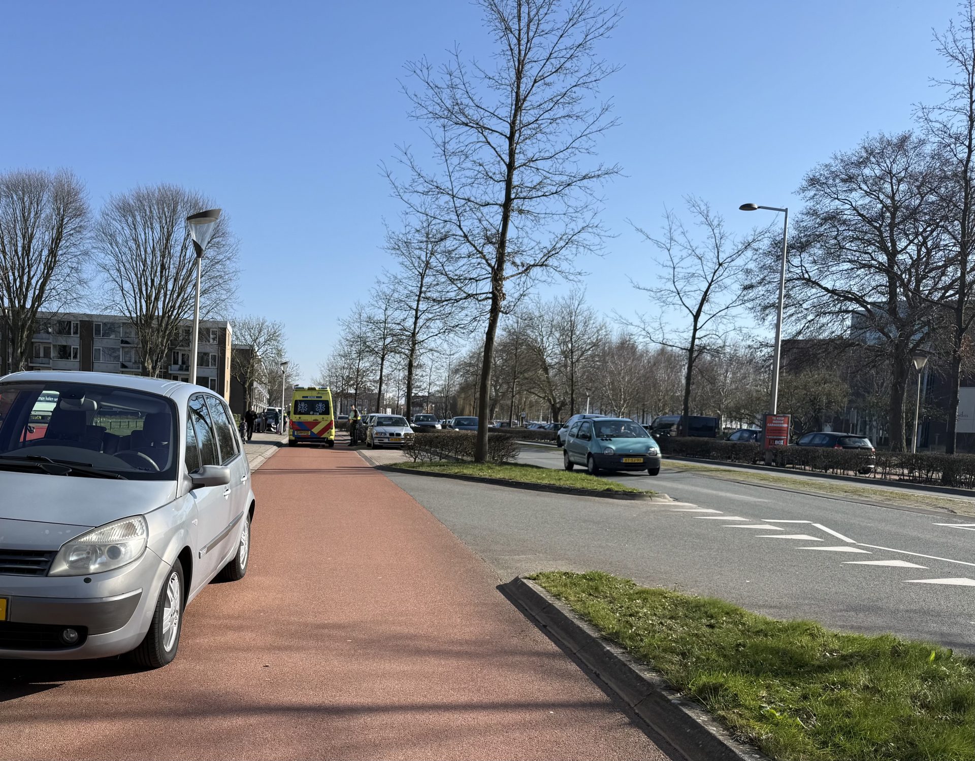 Fietser gewond na botsing met auto op ventweg in Leeuwarden