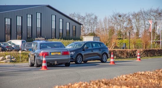 Twee voertuigen in botsing bij Noardburgum