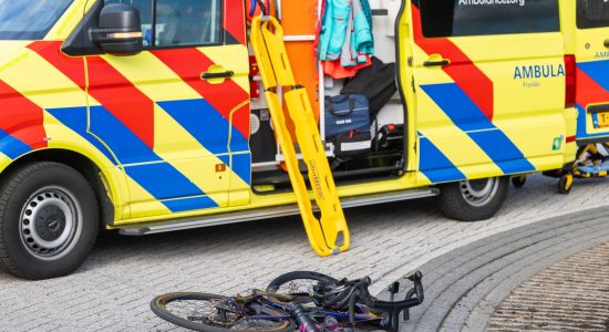 Wielrenster ernstig gewond bij aanrijding in Drachtstercompagnie