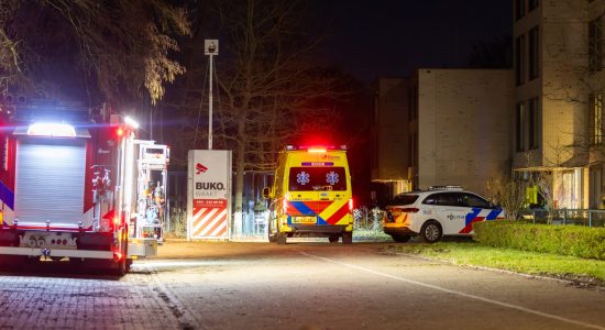 Hulpdiensten redden persoon uit vijver in Beetsterzwaag