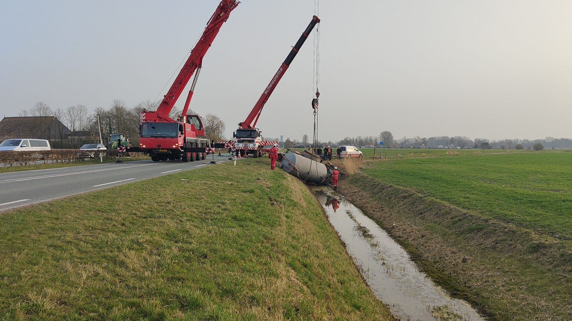 N357 dicht wegens berging giertank uit sloot bij Jelsum