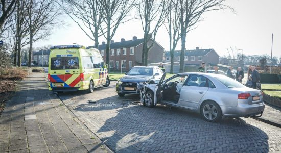 Gewonden na botsing in woonwijk Bakkeveen